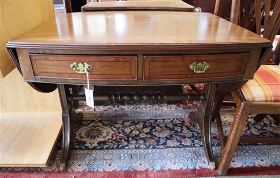 An oval-topped mahogany sofa table, width 93cm, depth 71cm, height 70.5cm